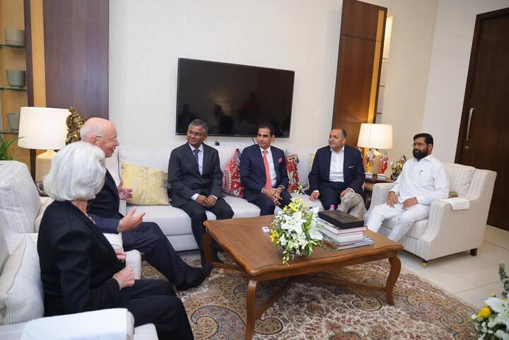 विदेशी पाहुणेही गणरायाच्या भक्तीभावात तल्लीन झाल्याचं पाहायला मिळालं. जय देव जय देव जय मंगलमूर्ती... गुनगुणनत हे पाहुणे बाप्पांची आरती करताना भारतीय संस्कृती व परंपरेत लीन झाले होते.