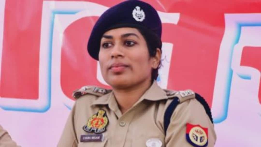 Auraiya IPS Charu Nigam after 26 months transferred farewell people emotional time ann यूपी मे IPS अधिकारी के ट्रांसफर पर भावुक हुए लोग, 26 महीने तक संभाला जिला