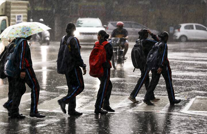 जिला कलेक्टर अमित यादव ने  लगातार हो रही बारिश को देखते हुए आमजन से अपील की है कि सुजान गंगा नहर और जिले की अन्य नदियों, जलाशयों, झरनों, बांधों के पास न जाएं.