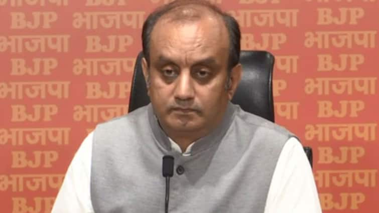 BJP Leader Sudhanshu Trivedi Attacks Congress President Mallikarjun Kharge on his Remark in Jammu Kashmir खरगे के 20 सीटें और आतीं वाले बयान पर भड़की बीजेपी, बोली- तो जेल से बाहर होते भारत के खिलाफ बोलने वाले