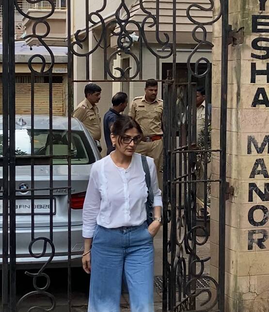 मलाइका अरोड़ा के बुरे वक्त में उन्हें सांत्वना देने के लिए बॉलीवुड की दिग्गज एक्ट्रेस सोनाली बेंद्रे उनके घर पहुंची.