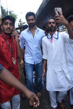 पत्नी कैटरीना के बिना लालबागचा राजा के दर्शन करने पहुंचे विक्की कौशल, ईशा देओल ने भी लिया बप्पा का आशीर्वाद