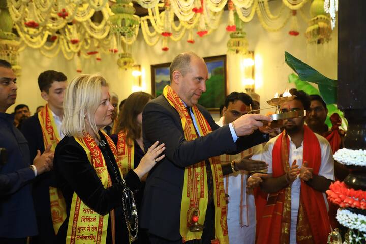 मुख्यमंत्री एकनाथ शिंदे यांच्या वर्षा निवासस्थानी दररोज सकाळी आणि सायंकाळी गणपती बाप्पांची आरती केली जाते. त्यासाठी, अनेक मान्यवरांना बोलवण्यात येते.