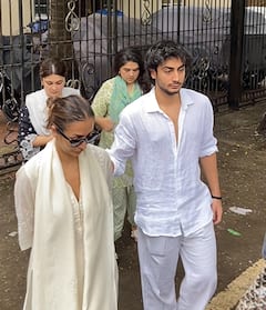 Malaika Arora Father Death : मलायकाच्या वडिलांवर अत्यंसंस्कार, आई आणि आज्जीला सांभाळताना दिसला अरहान