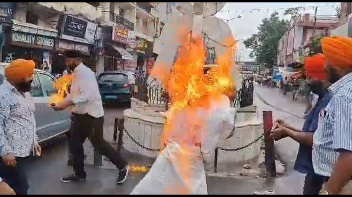 कानपुर में प्रदर्शन के दौरान राहुल गांधी के खिलाफ नारेबाजी की गई. सिखों को कथित रूप से अपमानित करने का आरोप लगाया गया. समाज के लोगों की मांग है कि देश में 1984 के सिख विरोधी दंगों के लिए कांग्रेस जिम्मेदार है.