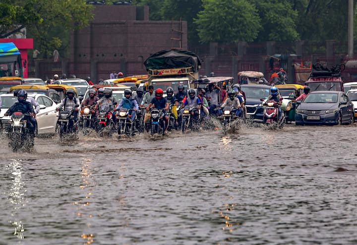 बारिश और जलभराव की स्थिति को देखते हुए जिला कलेक्टर अमित यादव ने दो दिन के लिए सराकरी-प्राइवेट स्कूलों में कक्षा एक से 12 तक छुट्टी के आदेश दिए हैं. हालांकि. स्कूल का स्टाफ नियमित रूप से उपस्थित रहेगा.