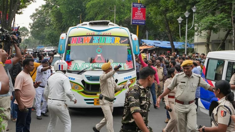 Kolkata Rape-Murder: Protesting Doctors Arrive At Nabanna, Refuse To Meet Until CM Accepts Live-Telecast Demand Kolkata Rape-Murder: Protesting Doctors Arrive At Nabanna, Refuse To Meet Until CM Accepts Live-Telecast Demand