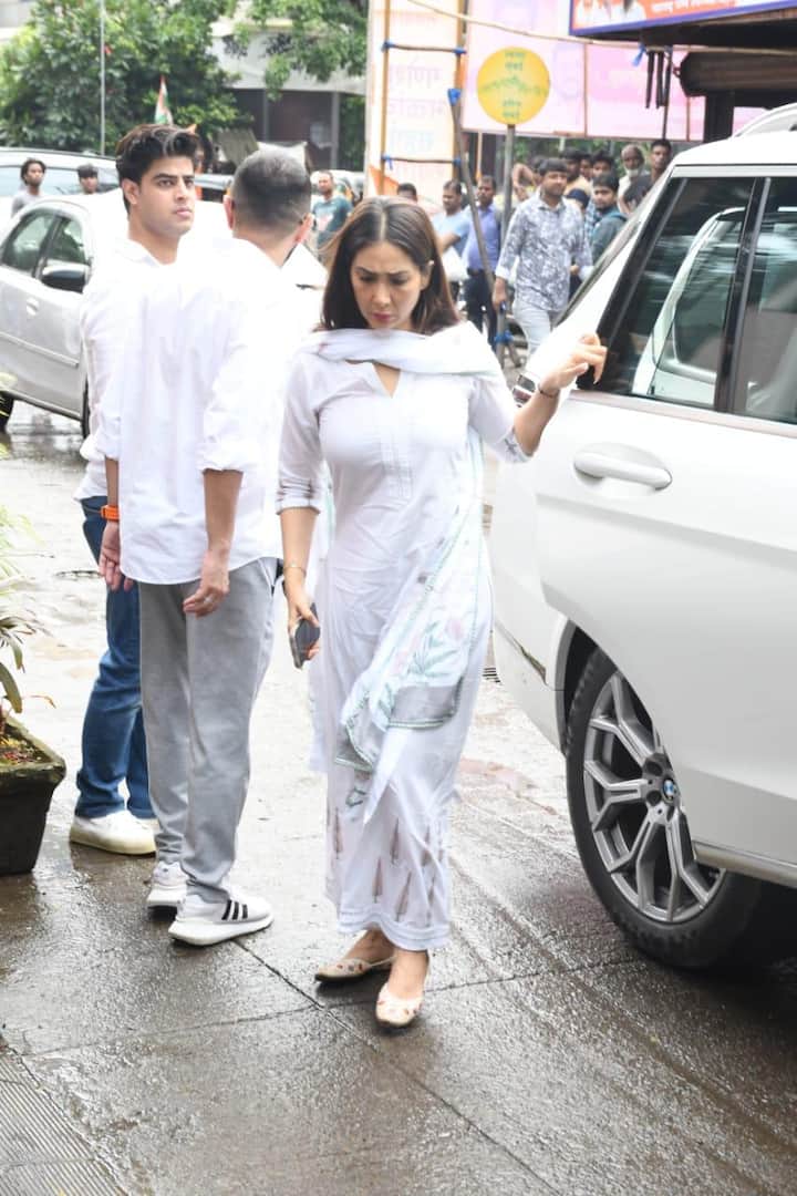 Kim Sharma, who rushed to Malaika's mother's residence yesterday, was also seen today for the last rites.