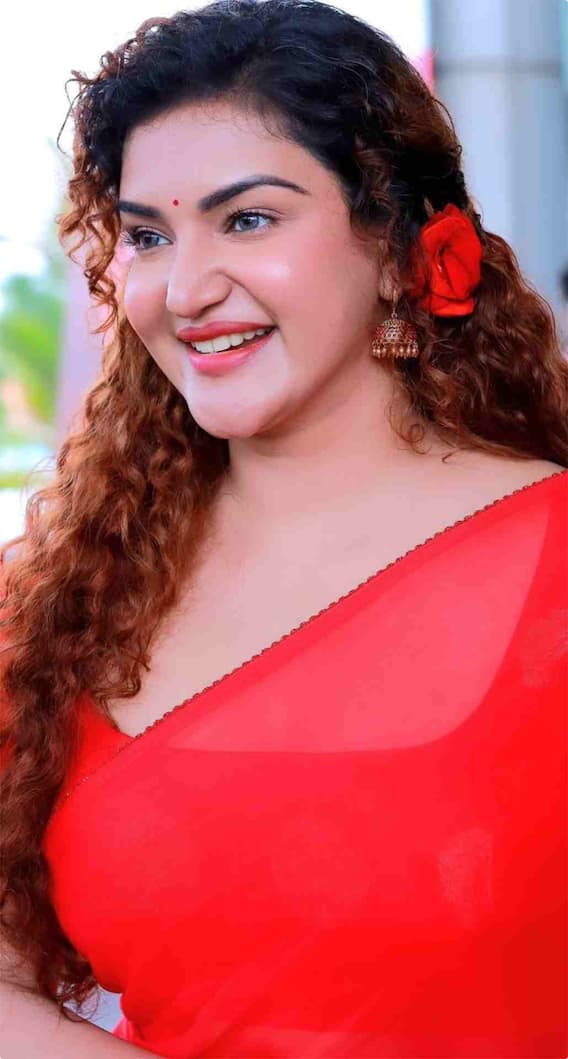 31 की उम्र में बनीं 63 साल के हीरो की मां, जानिए हनी रोज से जुड़ी खास बातें