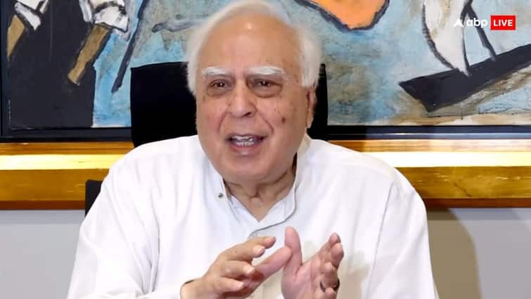 Kapil Sibbal reaction on PM Modi CJI Chandrachud Residence Ganpati Puja says not right for Supreme Court 'ये सुप्रीम कोर्ट के लिए सही नहीं', CJI चंद्रचूड़ के घर पहुंचे पीएम मोदी तो कपिल सिब्बल ने और क्या कहा?