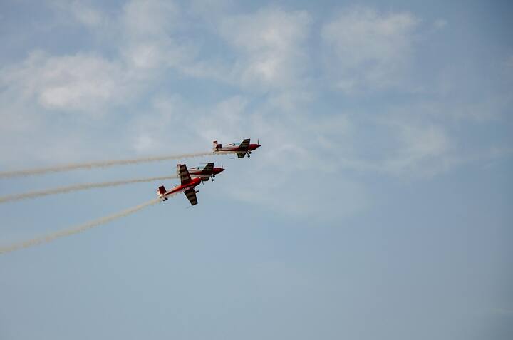 इसके अलावा तिब्बत का मौसम अक्सर अत्यंत कठोर और अप्रत्याशित होता है. यहां की ऊंचाई के कारण यहां भारी बर्फबारी और ठंडी हवाएं चलती हैं, जो उड़ान की स्थिति को कठिन बना सकती हैं. इसलिए. एयरलाइंस और विमानन कंपनियां इन मौसमीय जोखिमों से बचने के लिए तिब्बत के ऊपर से उड़ान भरने से बचती हैं.