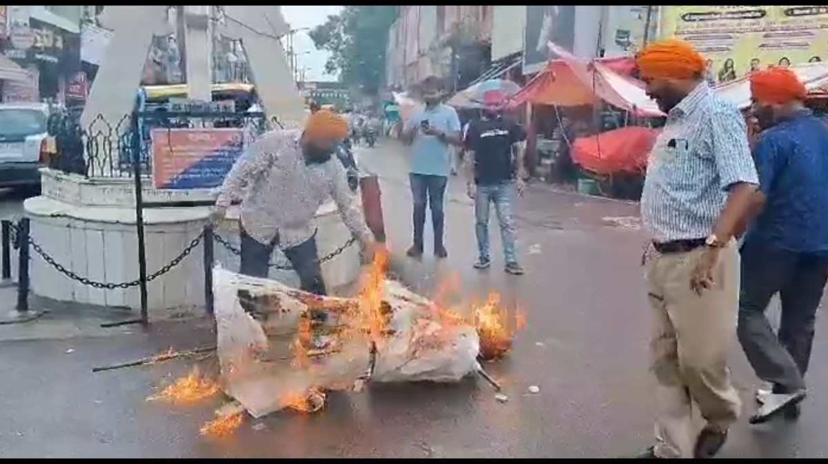 अमेरिका में राहुल गांधी के बयान के खिलाफ कानपुर में प्रदर्शन, सिख नेताओं ने फूंका पुतला