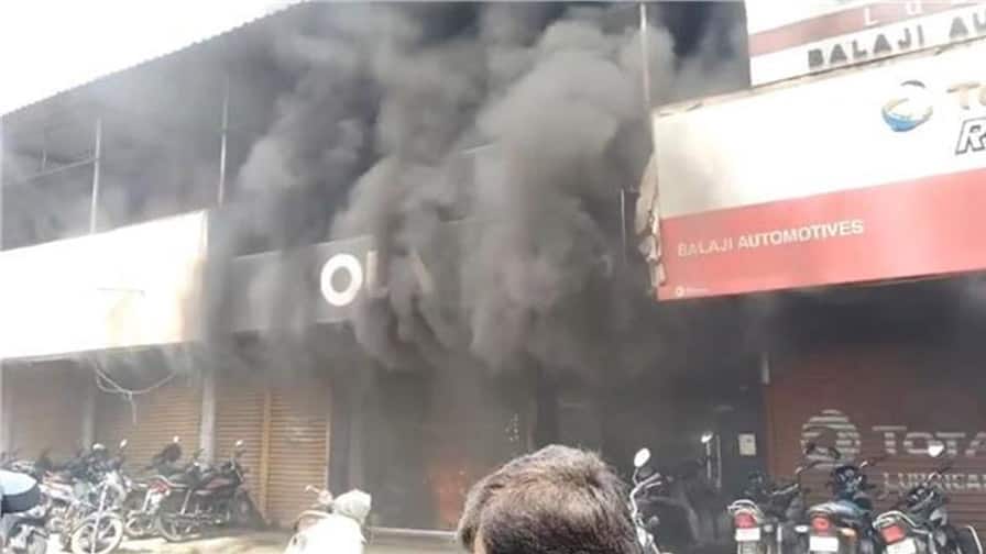 Ola scooter repeatedly breaking down, angry customer sets Ola showroom on fire; VIDEO ਵਾਰ ਵਾਰ ਖਰਾਬ ਹੋ ਰਿਹਾ ਸੀ Ola ਸਕੂਟਰ, ਗੁੱਸੇ 'ਚ ਆਏ ਗਾਹਕ ਨੇ Ola ਦੇ ਸ਼ੋਅਰੂਮ ਨੂੰ ਲਗਾਈ ਅੱਗ; VIDEO