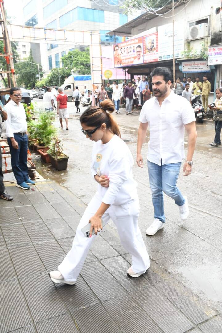 Malaika's ex-husband Arbaaz Khan arrived with his wife Sshura Khan. He was the first one to reach Anil Mehta's house after the unfortunate incident.
