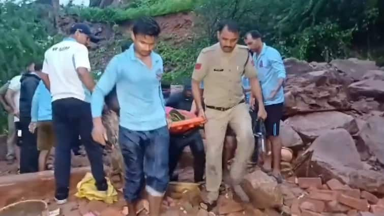 Madhya Pradesh's Datia town Seven persons were killed after a wall of a medieval-era collapsed Madhya Pradesh: 400-Year-Old Fort Wall Collapses In Datia Due To Heavy Rains, 7 Killed