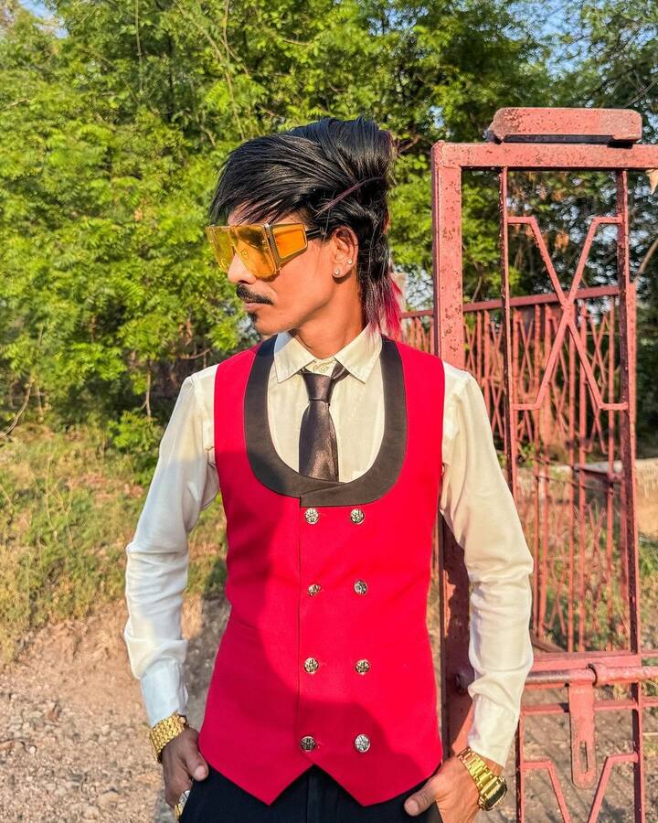 आशीष विद्यार्थी ने इस दौरान डॉली चायवाला की हेयरस्टाइल पर भी नजर डाली और वो ये अतरंगी हेयरस्टाइल बनाते कैसे हैं इसका जवाब खोज निकाला.