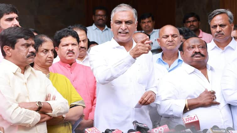 Harish Rao condemns Congress leaders attack on MLA koushik reddy residence Harish Rao: సిగ్గులేకుండా మాట్లాడింది నువ్వే, ఇజ్జత్ మొత్తం పోయింది - హరీశ్ రావు