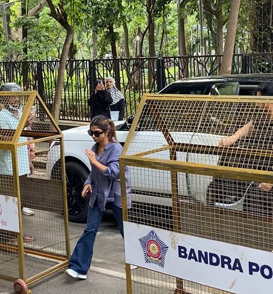 वहीं मलाइका अरोड़ा के एक्स हसबैंड की पत्नी शूरा खान भी एक्ट्रेस के बुरे वक्त में उनको स्पोर्ट करने के लिए पहुची.