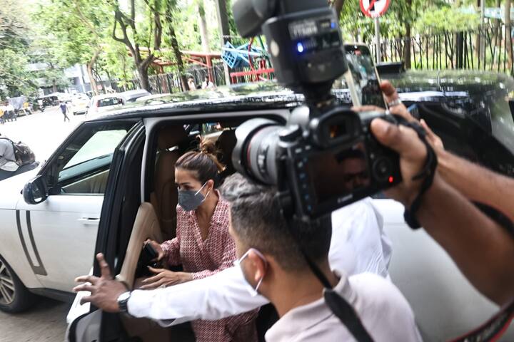 पिता की मौत के बाद मलाइका अरोड़ा पूरी तरह से टूट चुकी हैं. वहीं एक्ट्रेस का हौंसला बढ़ाने के लिए और उनको हिम्मत देने के लिए एक्टर अर्जुन कपूर हर कदम उनके साथ रहे.