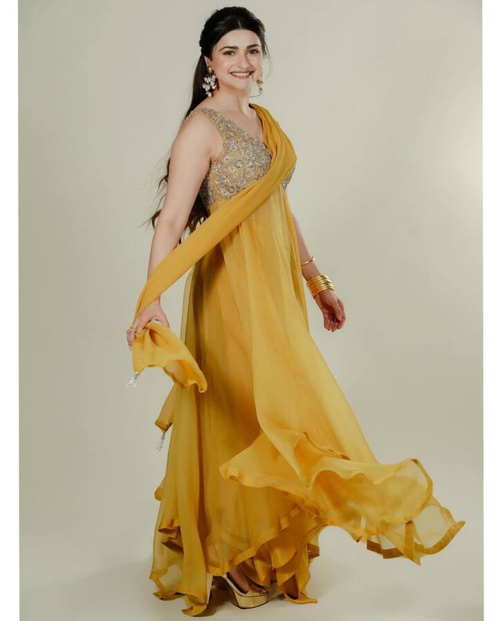 प्राची देसाई उन एक्ट्रेसेस में से एक हैं. जिन्होंने अपने बल बूते से इंडस्ट्री में दमदार पहचान हासिल की है. यही वजह है कि आज एक्ट्रेस एक लग्जरी लाइफ जीती हैं.