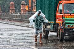 Delhi Weather: दिल्ली में अभी नहीं खत्म हुआ बारिश का दौर, मौसम विभाग ने जारी किया अलर्ट, चलेंगी तेज हवाएं