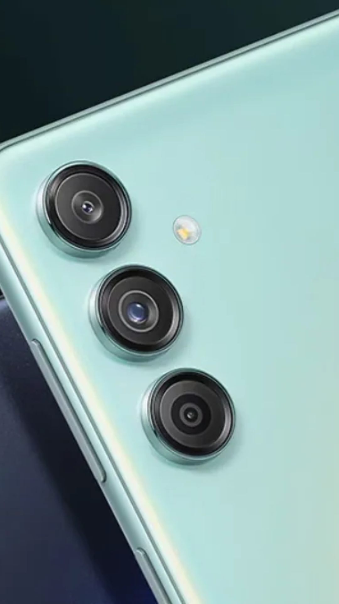Galaxy M05 में 6.7-इंच की बड़ी HD+ डिस्प्ले दी गई है. यह बड़ी स्क्रीन वीडियो देखने, गेम खेलने या सोशल मीडिया ब्राउज़िंग के लिए बेहतरीन है.