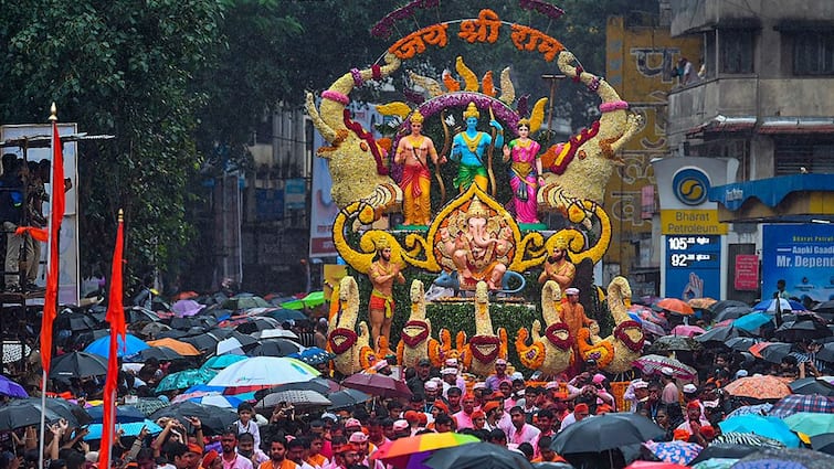 Supreme Court Hearing Ganapati Idol Immersion Plea Against NGT Order Restricting Dhol Tasha To 30 People In Ganapati Idol Immersion Only 30 People In 'Dhol-Tasha' Group In Ganapati Idol Immersion? SC To Hear Plea Against NGT Order