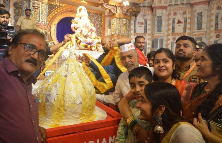 आज दगडूशेठ गणपती चरणी हे मोदक आईस्क्रीम आम्ही अर्पण करण्यात आला