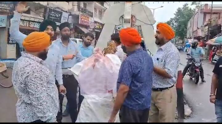 Rahul Gandhi Statement On Sikh Community: भारत से अमेरिका पहुंचे कांग्रेस नेता राहुल गांधी के एक बयान से सिख समुदाय में नाराजगी दिखाई दे रही है और अब बीजेपी भी इस बयान को राष्ट्र विरोधी बता रही है. जिसको लेकर कानपुर में सिख समुदाय के लोगों ने आज बीच चौराहे पर प्रदर्शन करते हुए राहुल गांधी का पुतला फूंका.