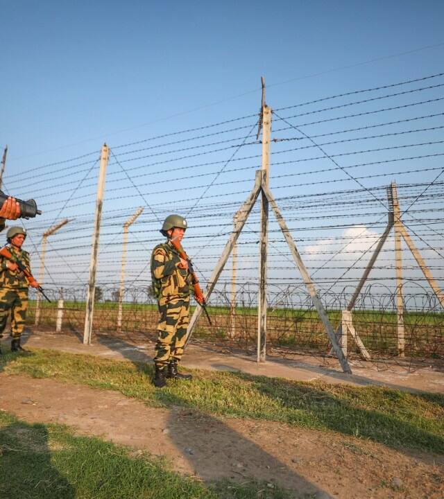 रक्षा मंत्री ने कहा कि बॉर्डर एरिया डेवलपमेंट सरकार की प्राथमिकताओं में से एक रहा है. पछले चार सालों में सात हजार से अधिक सीमावर्ती गांवों को इंटरनेट कनेक्शन से जोड़ा है. साथ ही लद्दाख और अरुणाचल प्रदेश जैसे सेंसिटिव इलाको पर ज्यादा फोकस किया है.