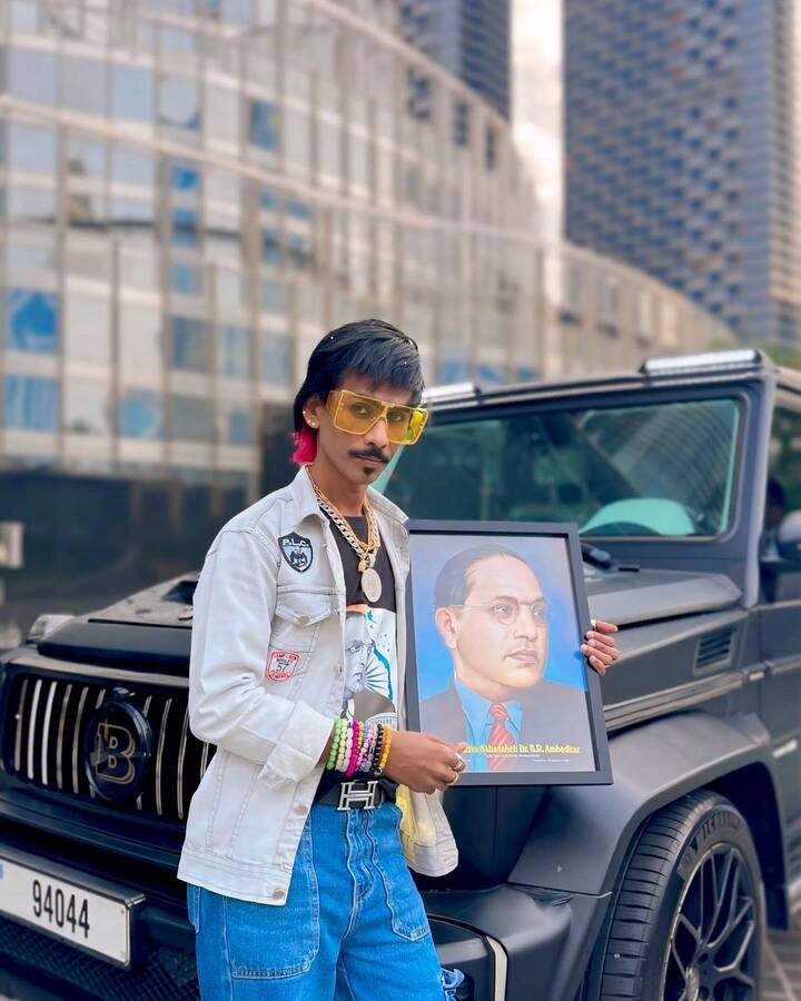 वहीं आशीष विद्यार्थी ने पूछा कि आप कब से चाय बेच रहे हो, तो डॉली चायवाला ने बताया, हम 20 से 25 साल से यहां चाय बेच रहे हैं और पहले ये दुकान मेरे बड़े भाई संभालते थे और अब मैं संभाल रहा हूं'. बता दें अब डॉली चायवाला दुनिया के फेमस चायवाला बन गए हैं.