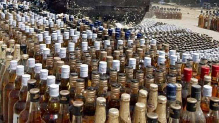 The Gujarat Home Department issued a circular that raises the threshold for the quantity of liquor needed to register a quality case Gandhinagar: દારૂબંધી મામલે પોલીસ અધિકારીઓને સરકારની ખુલ્લી ‘છૂટ’, હવે અઢી લાખથી વધુનો વિદેશી દારૂ પકડાય તો જ થશે કાર્યવાહી