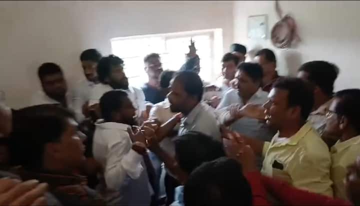 झारखंड में जल्द ही विधानसभा चुनाव की तारीखों के ऐलान होने की उम्मीद है. ऐसे में सभी राजनीतिक पार्टियां विधानसभा वार अपने प्रत्याशियों के चयन के लिए रायशुमारी कर रही हैं. इसी सिलसिले में धनबाद विधानसभा प्रत्याशी के रायशुमारी के लिए बीजेपी कार्यालय पर बैठक का आयोजित की गई थी.