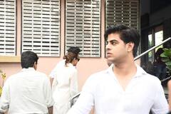 पिता के अंतिम संस्कार के लिए बेटे संग घर से निकलीं मलाइका अरोड़ा, मां को संभालता नजर आया अरहान