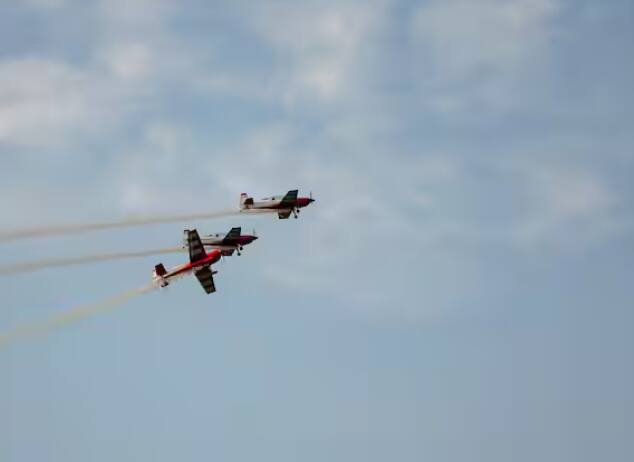 ਇਸ ਤੋਂ ਇਲਾਵਾ, ਤਿੱਬਤ ਦਾ ਮੌਸਮ ਅਕਸਰ ਬਹੁਤ ਕਠੋਰ ਅਤੇ ਅਸੰਭਵ ਹੁੰਦਾ ਹੈ। ਇਸ ਦੀ ਉਚਾਈ ਕਾਰਨ ਇੱਥੇ ਭਾਰੀ ਬਰਫਬਾਰੀ ਅਤੇ ਠੰਡੀਆਂ ਹਵਾਵਾਂ ਚੱਲਦੀਆਂ ਹਨ, ਜੋ ਕਿ ਉਡਾਣ ਦੀ ਸਥਿਤੀ ਨੂੰ ਔਖਾ ਬਣਾ ਸਕਦੀ ਹੈ। ਇਸ ਲਈ ਏਅਰਲਾਈਨਜ਼ ਅਤੇ ਹਵਾਬਾਜ਼ੀ ਕੰਪਨੀਆਂ ਮੌਸਮ ਦੇ ਇਨ੍ਹਾਂ ਖਤਰਿਆਂ ਤੋਂ ਬਚਣ ਲਈ ਤਿੱਬਤ ਦੇ ਉੱਪਰ ਉਡਾਣ ਭਰਨ ਤੋਂ ਪਰਹੇਜ਼ ਕਰਦੀਆਂ ਹਨ।