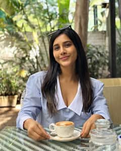 Nabha Natesh: నభా నటేష్ బాస్ లేడీ ఫోజులు... కూల్ వెదర్‌లో కాఫీ ఎంజాయ్ చేస్తున్న అందాల భామ