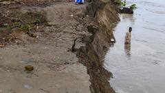 Bihar News: बेतिया में गंडक नदी के कटाव से लोगों में दहशत, तस्वीरों में देखें हालात