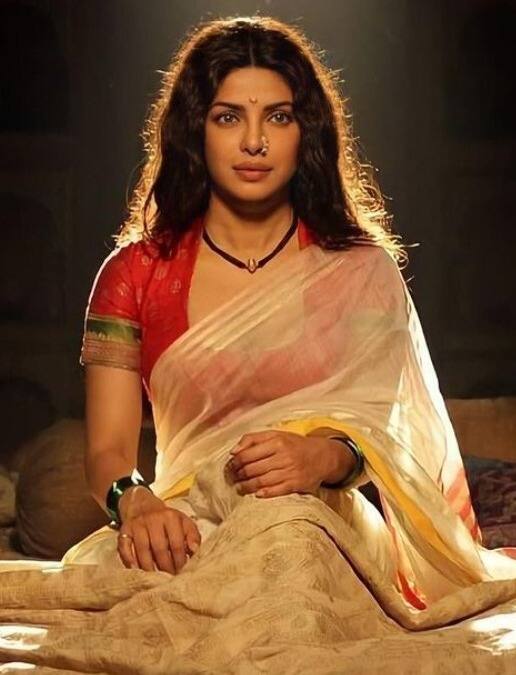 एक इंटरव्यू के दौरान इस किस्से का जिक्र करते हुए रणवीर सिंह ने बताया था कि ‘प्रियंका तीन ही दिनों में परेशान हो गई थीं. वो रोने तक लगी थीं और घर जाने की बात कहने लगीं.’