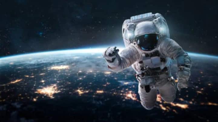 अंतरिक्ष में लोग स्पेस सूट पहन कर रहते हैं. इस स्पेस सूट की कीमत करोड़ों में होती है. नासा से मिली जानकारी के मुताबिक नासा का एक स्पेशल सूट 87 करोड़ के आसपास का होता है.