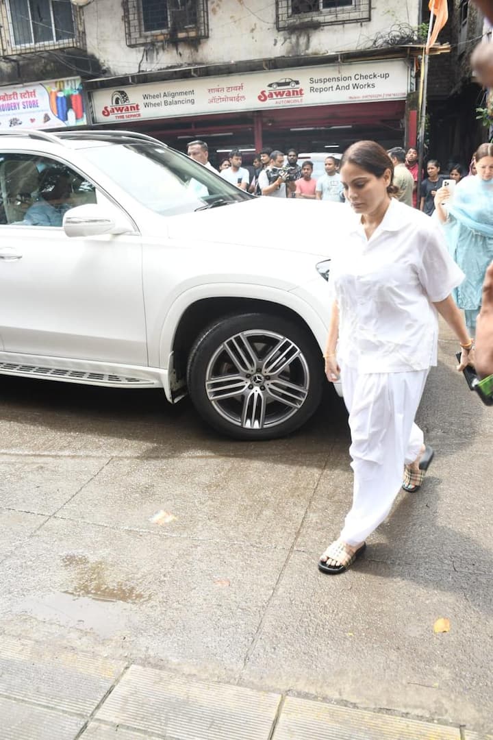 Arbaaz Khan's sister Alvira Khan Agnihotri also came for the last rites.