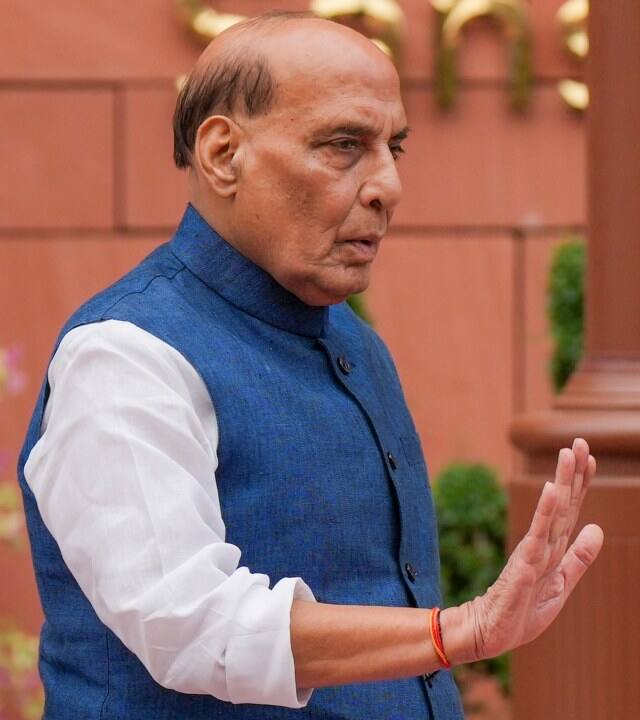 रक्षा मंत्री ने इस बात पर भी जोर दिया कि डिजिटल इंफ्रास्ट्रक्चर को मजबूती प्रदान करते हुए देश के सीमावर्ती गांवों में भारत नेट ब्रॉडबेंड प्रोजेक्ट के जरिए 1500 से ज्यादा गावों में हाई स्पीड इंटरनेट उपलब्ध करवाया है.