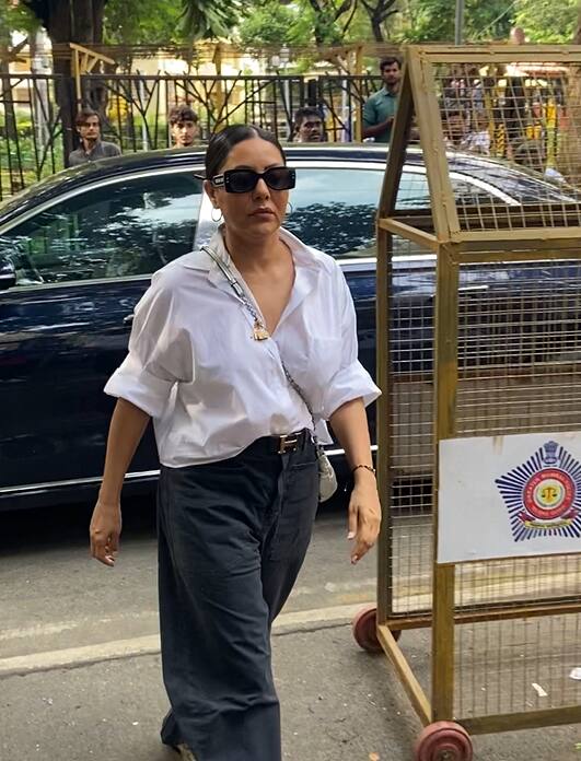 वहीं शाहरुख खान की वाइफ गौरी खान भी मलाइका अरोड़ा से मिलने के लिए उनकी मां के घर पहुंची. इस दौरान वो व्हाइट शर्ट में नजर आई.