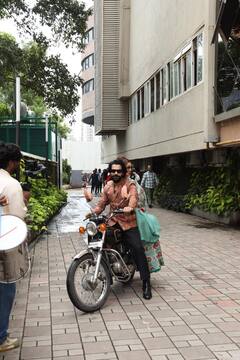 ‘विक्की विद्या का वो वाला वीडियो’ के इवेंट में राजकुमार राव और तृप्ति डिमरी ने बाइक से ली धांसू एंट्री, देखें तस्वीरें