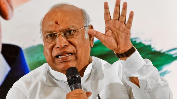 Congress President Mallikarjun Kharge Attacks PM Narendra Modi on X mentioned Manipur Violence Jammu Kashmir Terror Activity Neet paper leak in his Post '95 दिनों में ही सरकार डगमगा रही है', कांग्रेस अध्यक्ष खरगे का पीएम मोदी पर वार, किन मुद्दों को गिनाते हुए किया दावा