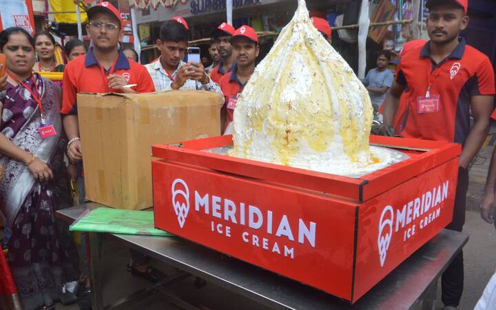 मात्र, यंदाच्या उत्सवात मेरिडियन आइस्क्रीमतर्फे चक्क 51 लिटरचा आईस्क्रीमचा  मोदक नैवेद्य बाप्पाला दाखाविण्यात आला.