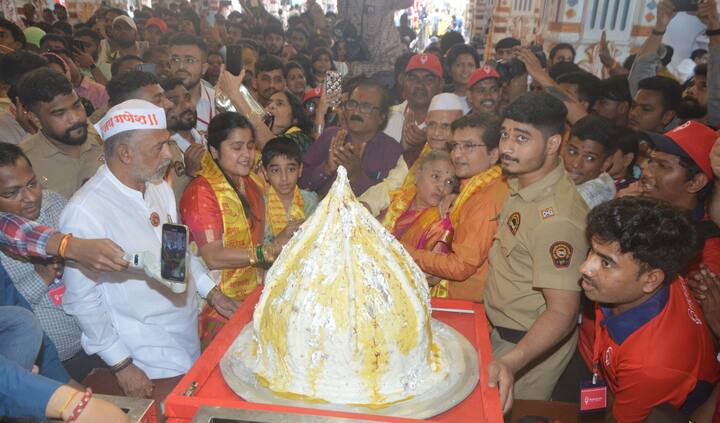 हा मोदक 51 लिटरचा असून गूळ, नारळ, इलायची, खसखस, आईस्क्रीम वापरून साकारण्यात आला आहे.