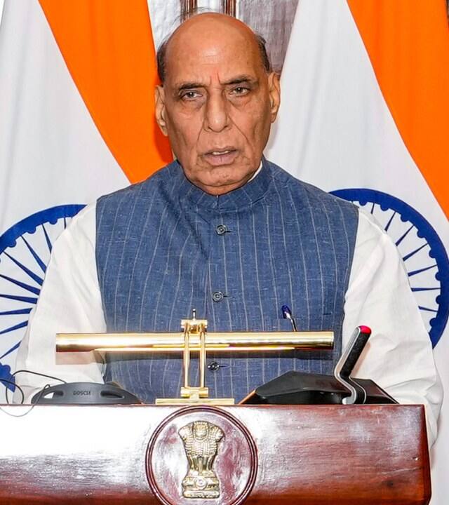 राजनाथ सिंह ने कहा, 'मैं सीमावर्ती इलाकों को सुदूर गांव नहीं मानता बल्कि उन गांवों से तो भारत की शुरुआत होती है इसलिए इन गांवों की सुरक्षा और विकास हमारी पहली प्राथमिकता होनी चाहिए.'