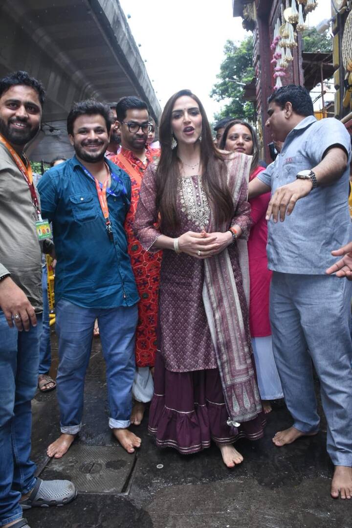 बप्पा के दर्शन करने के लिए जाते हुए ईशा गणपति बप्पा मोरैया के जयकारे लगाते हुए भी दिखीं.