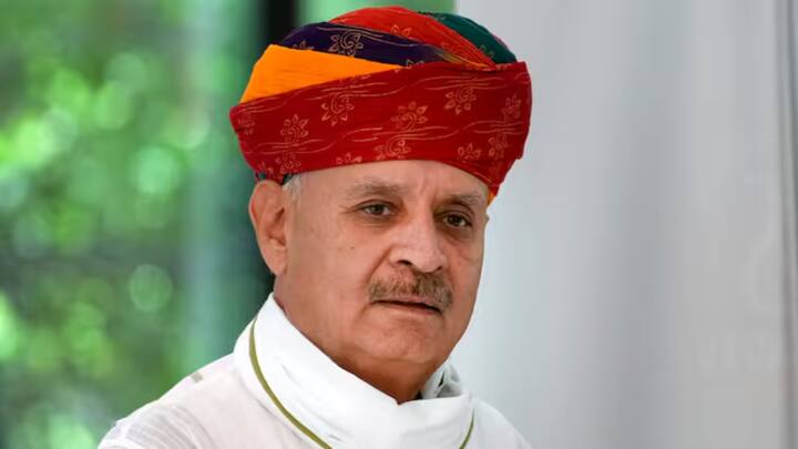 गुरुग्राम से बीजेपी सांसद राव इंद्रजीत सिंह ने अपने 8 समर्थकों को टिकट दिलाए. राव इंद्रजीत सिंह ने इशारों में बीजेपी पर निशाना साधा