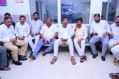 In Pics: హైదరాబాద్‌కు దూరంగా బీఆర్ఎస్ నేతల తరలింపు, కార్యకర్తలు రచ్చరచ్చ - ఫోటోలు